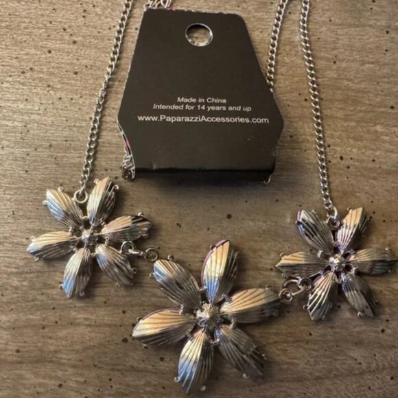 Paparazzi Floral Necklace And Earring Set NWT - Picture 6 of 6